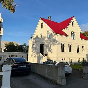 Reykjavik Urban Escape 2-Bedroom Haven With Private Entrance